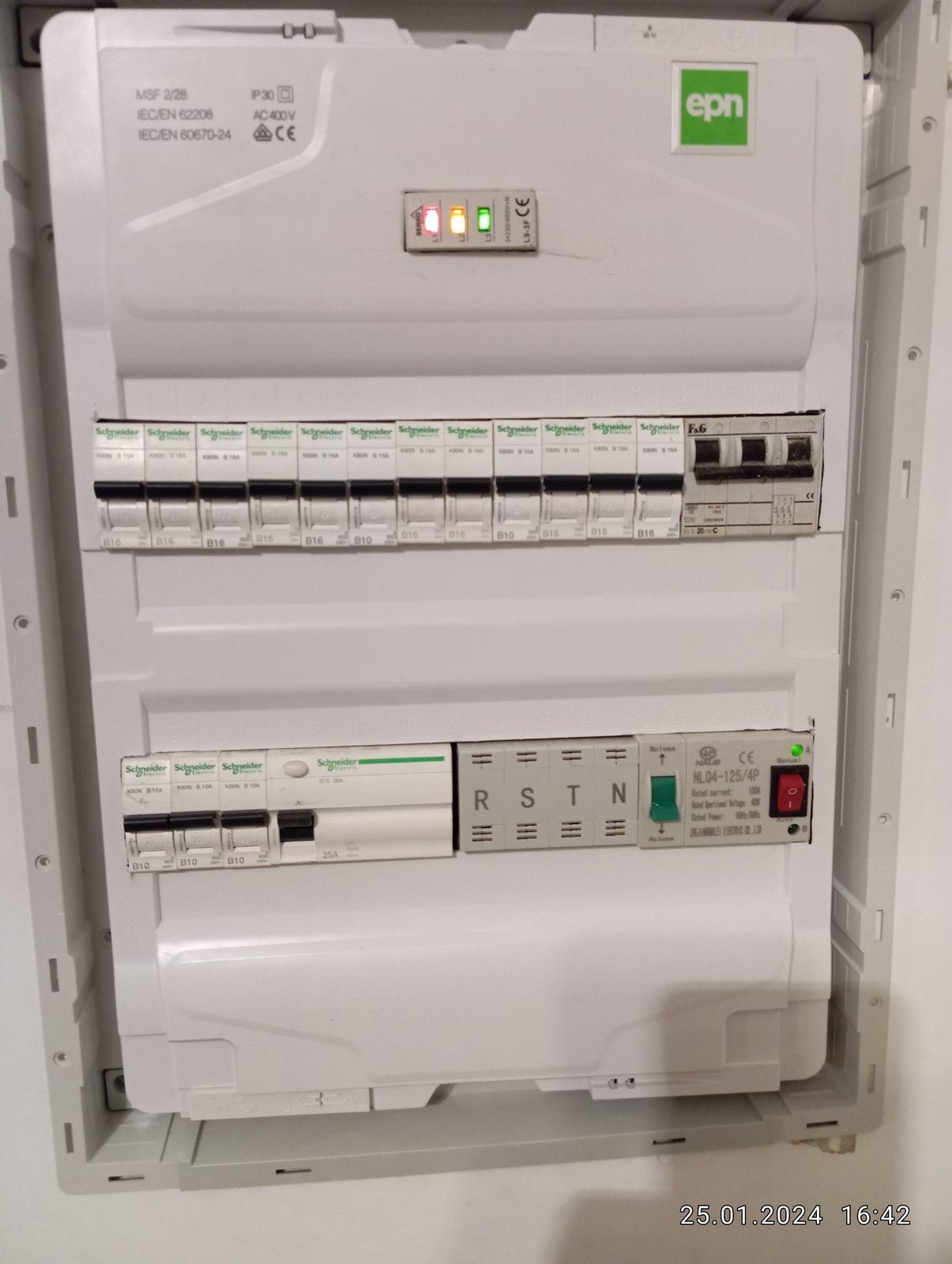 Schludnie ułożona instalacja w rozdzielnicy elektrycznej
