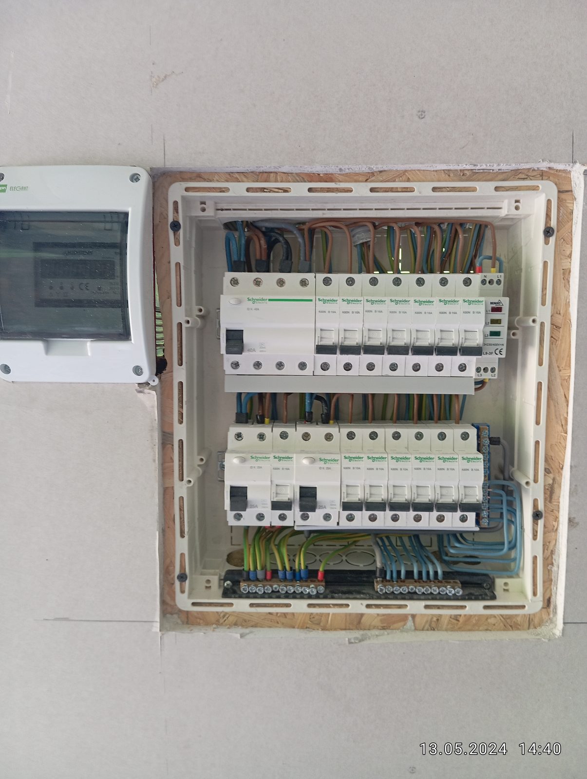 Schludnie ułożona instalacja w rozdzielnicy elektrycznej