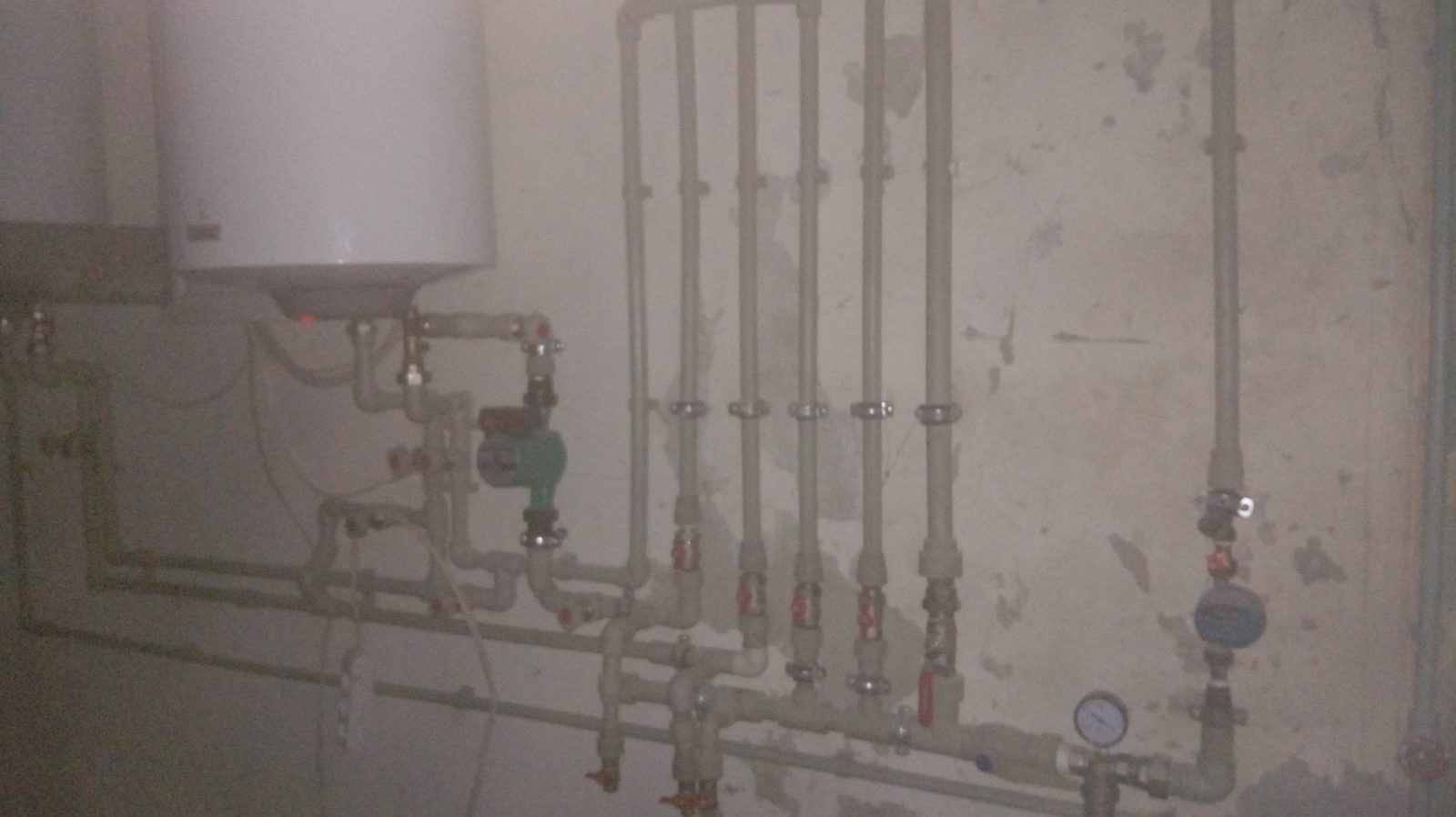 Rozdzielacz CO z pompami obiegowymi i zaworami — instalacja miedziana