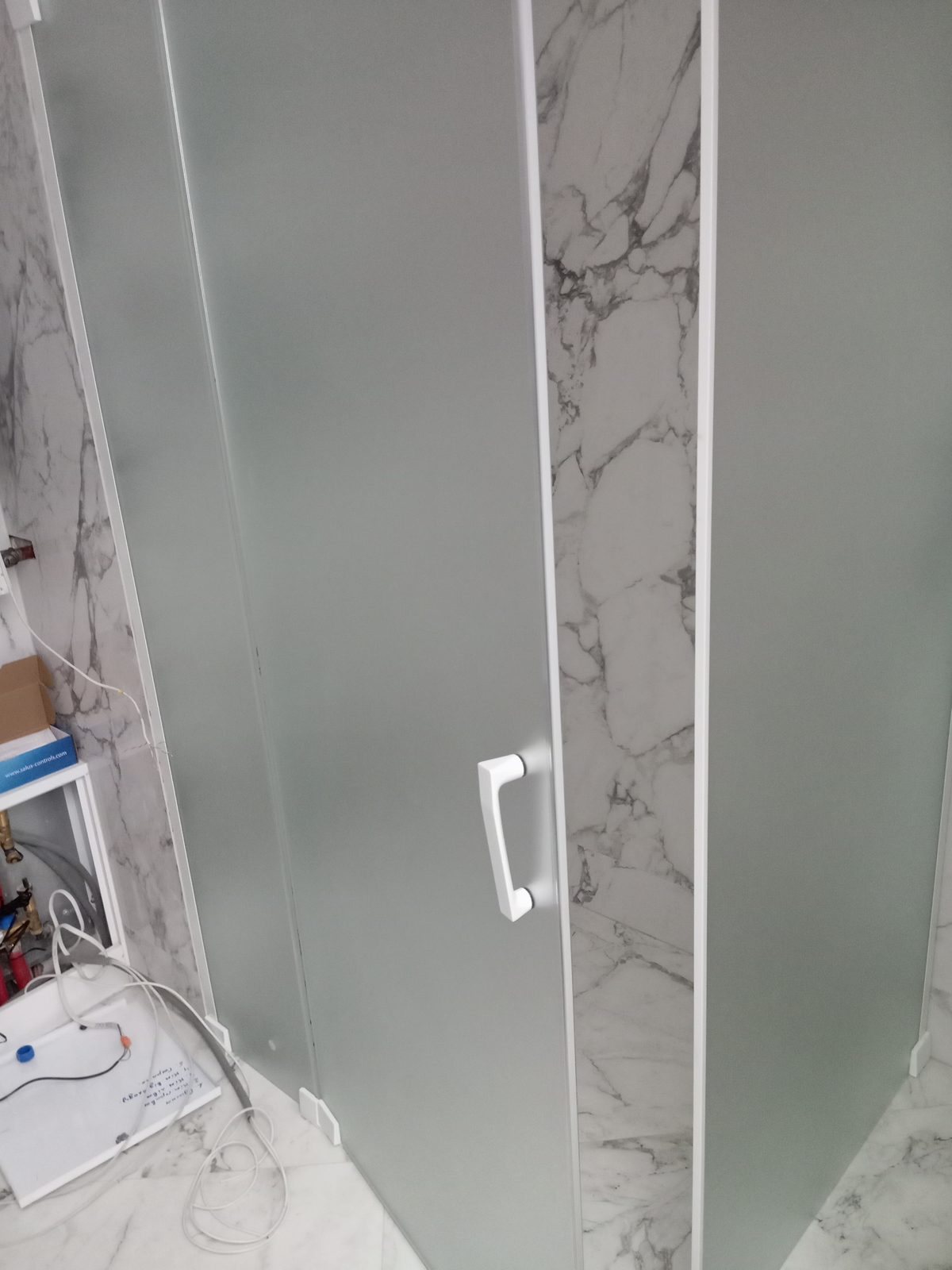 Wykończona łazienka z kabiną prysznicową walk-in i deszczownicą